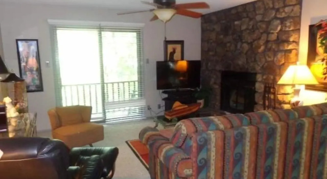 Forest view two bedroom, two bath condo on Lake Ouachita, steps away from pool and spa. by RedAwning, Varaa Huoneisto Mount Ida 