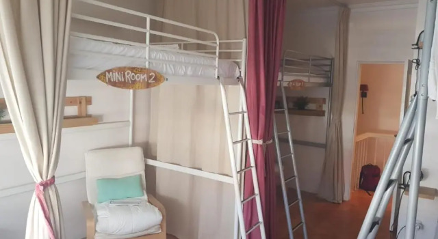 Кровать в общем номере Nesha Guesthouse Lisbon
