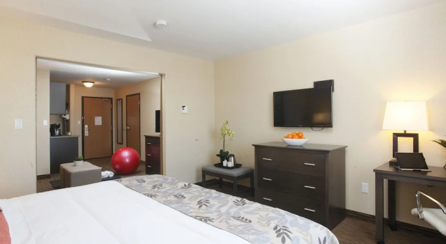 Люкс Standard Pomeroy Inn & Suites at Olds College