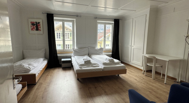Четырёхместный номер Standard с видом на город Hotel Rebstock Meiringen