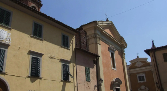 It 's located in the historic center of Pisa on the ground floor of a 17th century building