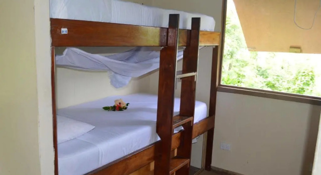 Кровать в общем номере Mantaray Island Resort