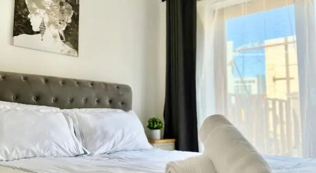 Luxury Waterloo Apartment - Large Private Patio & Air Conditioning, Забронировать Апартаменты/квартира Отели Лондона с парковкой, рядом с Памятник «Боудикка и ее дочери», Парковка