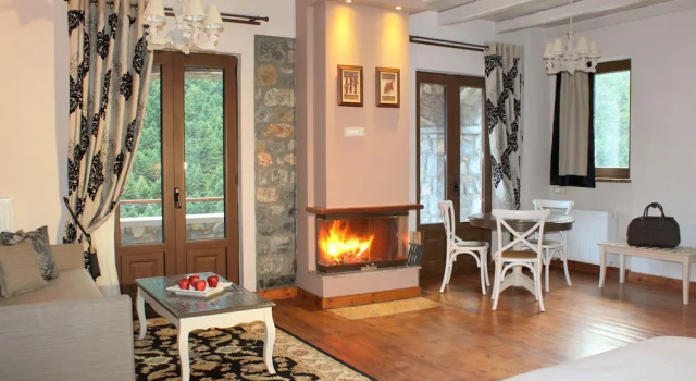 Люкс с балконом и с видом на горы Nefeles Mainalon Luxury Residences & Lounge