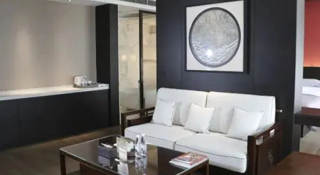 Люкс с видом на внутренний двор East River International Hotel