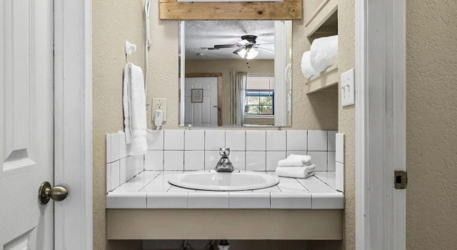 Четырёхместный люкс The Claire Hotel