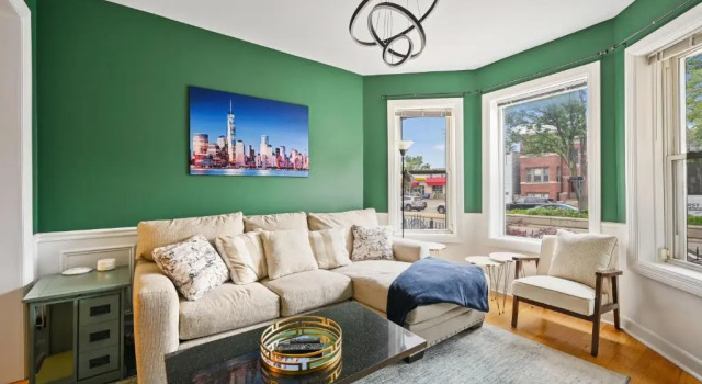 2 Bed Apt w/ Office, Free Parking, Near Wrigley