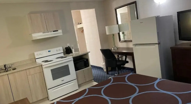 Двухместный номер Standard с балконом Super 8 by Wyndham Red Deer
