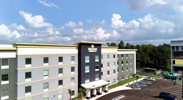 HomeTowne Studios by Red Roof Tampa - Airport
