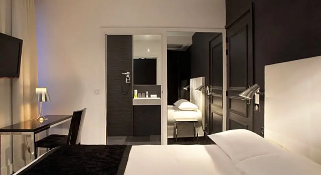Двухместный номер Comfort First Hotel Paris Tour Eiffel