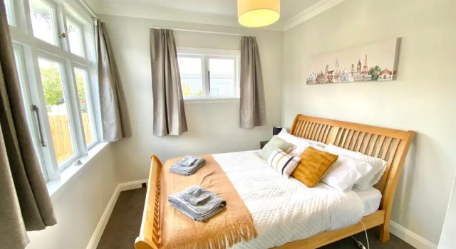 Ivy Cottage - Stylish, Spacious & Near Amenities, Rezerwuj Dom wakacyjny  