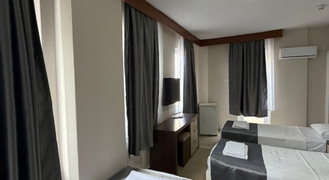Трёхместный номер Standard с балконом Rosella Hotel