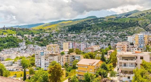 Коттедж Hillside Apartment Gjirokast r 2BR With Balcony