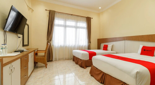 Двухместный номер Deluxe RedDoorz Plus @ Hotel Sempurna Watervang Lubuk Linggau