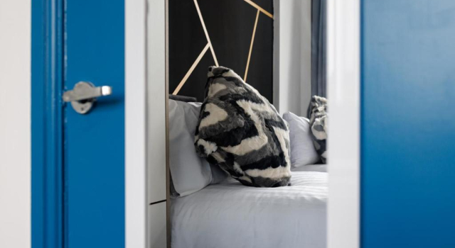 City Centre Studio 6 with Kitchenette, Free Wifi and Smart TV by Yoko Property, Забронировать Отель Отели Мидлсбро 4 звезды, рядом с Институт современного искусства Мидлсбро, 4*