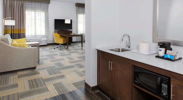 Двухместная студия Hearing Accessible Mobility Accessible Roll-In Shower Hampton Inn & Suites Los Angeles/Hollywood, CA