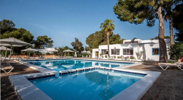 Четырёхместный номер Standard Bungalows Es Pins - Emar Hotels