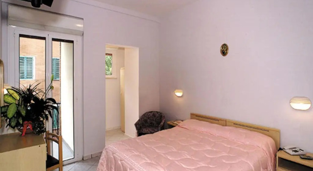 Четырёхместный номер Standard Hotel Monica