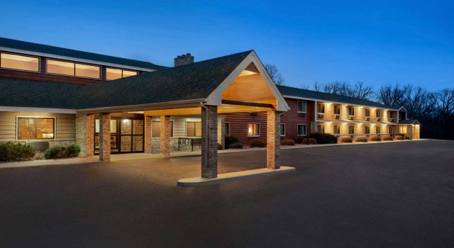 AmericInn Lodge & Suites - Detroit Lakes, Varaa Hotelli Hotellit Minnesota pysäköinnillä, Pysäköinti