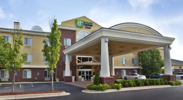 Кровать в общем номере Holiday Inn Express Hotel & Suites Woodhaven by IHG