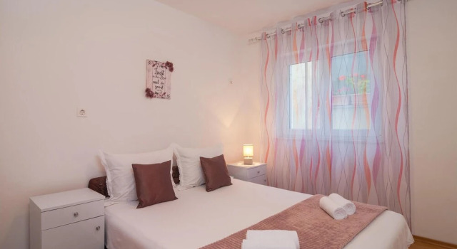 Awesome Home in Dugi Rat With Wifi and 3 Bedrooms, Rezerwuj Hotel Hotele w Split-Dalmatia County z parkingiem, Parking