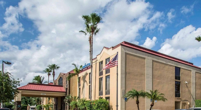 Кровать в общем номере Comfort Inn & Suites Lantana - West Palm Beach South