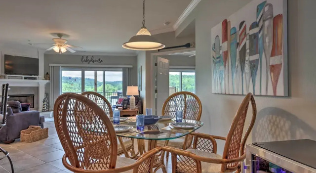 Balcony & Seasonal Pool: Lakefront Ozark Condo, Забронировать Отель Камдентон Lake of the Ozarks