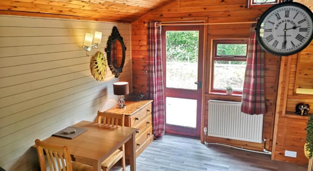 Otter 1 - Private Hot Tub - Bali Inspired Lodge - Bath - Longleat - Wiltshire, Забронировать Отель Уорминстер Уилтшир