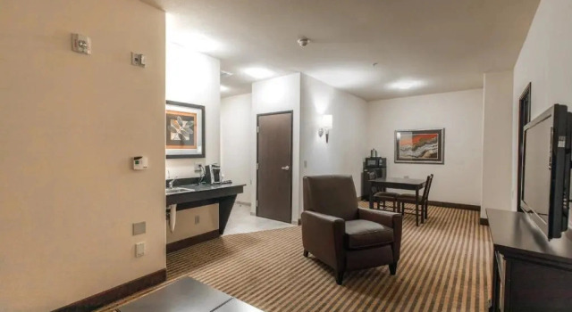 Четырёхместный люкс Holiday Inn Express & Suites Oklahoma City NW - Quail Springs by IHG