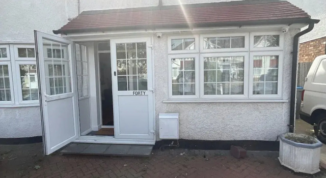 New Malden - 4 Beds - Sleeps 8 - Garden - Wifi