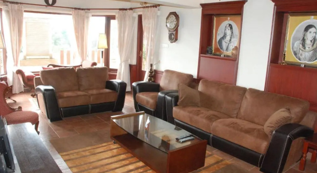 Colonial 4 B/R Home, Great for Families, Coonoor
