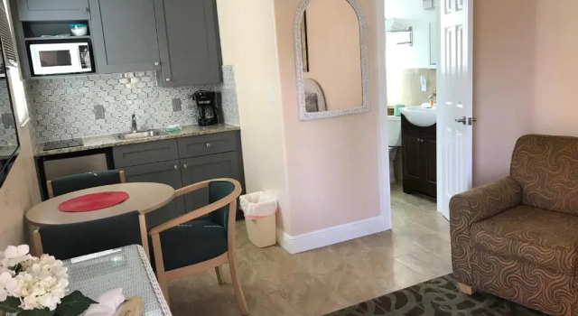 Студия Carlton House Motel and Suites