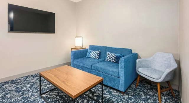 Полулюкс c 1 комнатой Four Points by Sheraton Bedford Manchester Airport