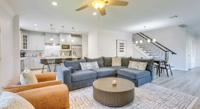 Yard & Workspaces: Luxe Duplex Unit in Houston