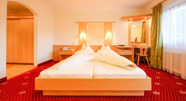 Семейный номер Standard с балконом Superior Hotel Persal
