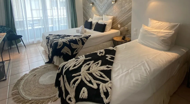 Трёхместный номер Standard Hôtel Les Sables - Urban Style - by Logis Hotels