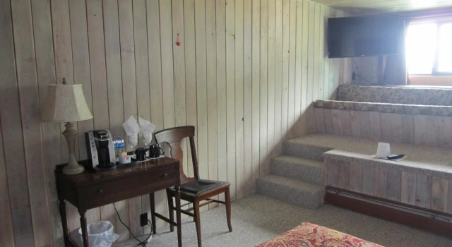 The Surf Lodge and Pub, Book Hotel Gabriola 