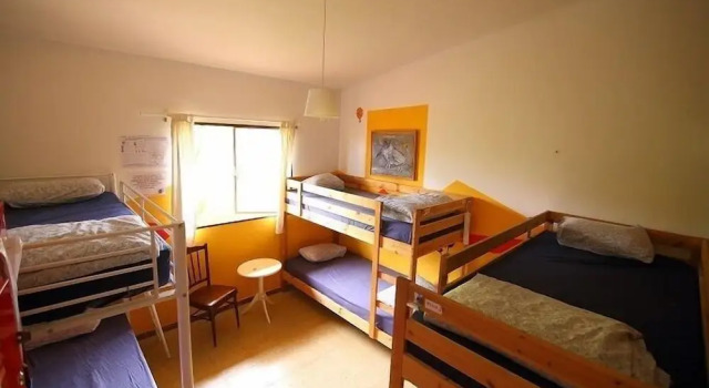 Кровать в общем номере с балконом и с красивым видом из окна Lagarto Backpackers Hostel
