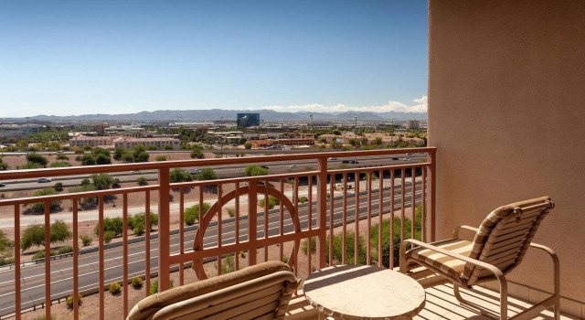 Четырёхместный номер Standard с балконом Marriott Phoenix Airport