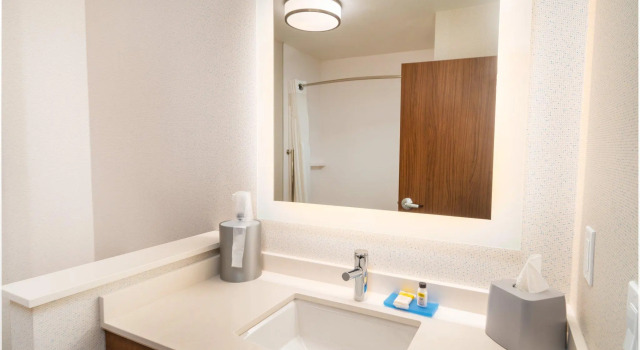 Четырёхместный люкс Holiday Inn Express & Suites Las Vegas - E Tropicana by IHG