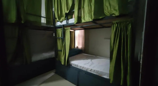 Кровать в общем номере Joeys Hostel Rishikesh