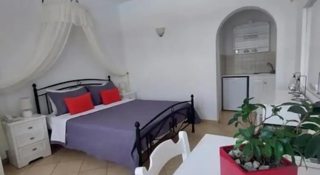 Студия Anthonas Apartments