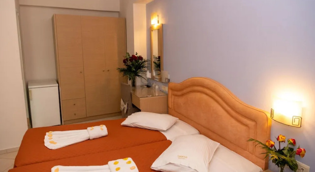 Трёхместный номер Standard с балконом Kronos Hotel