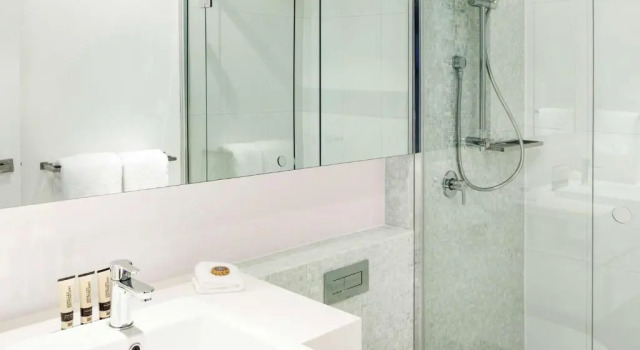 Апартаменты c 1 комнатой с балконом и с видом на воду The Sebel Melbourne Docklands Hotel