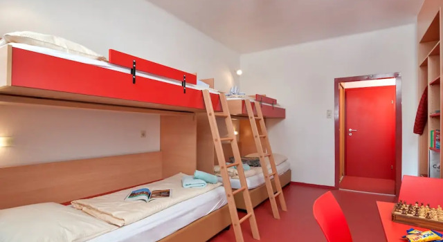 Четырёхместный номер Standard с балконом Jugendhotel Egger
