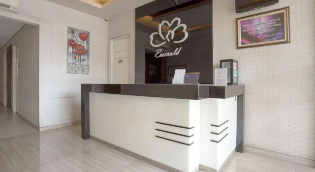 Life Emerald Hotel Surabaya, Book Hotel 3-stjernede hoteller i Genteng, 3*