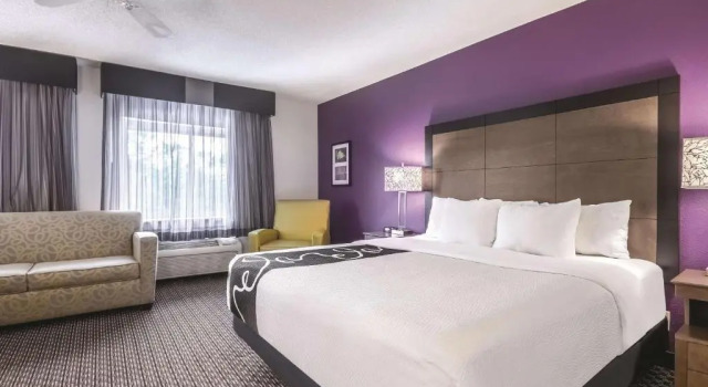 Номер Executive La Quinta by Wyndham Hartford Bradley Airport