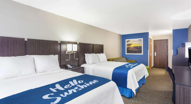 Четырёхместный люкс с 2 комнатами Days Inn & Suites by Wyndham East Flagstaff