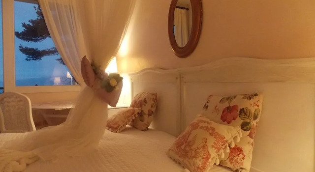 B&B Le Camelie del Bosco, Buchen Sie Bed & Breakfast Bajardo Imperia