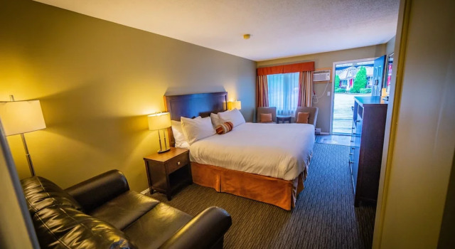 Двухместный люкс Alpine Inn & Suites